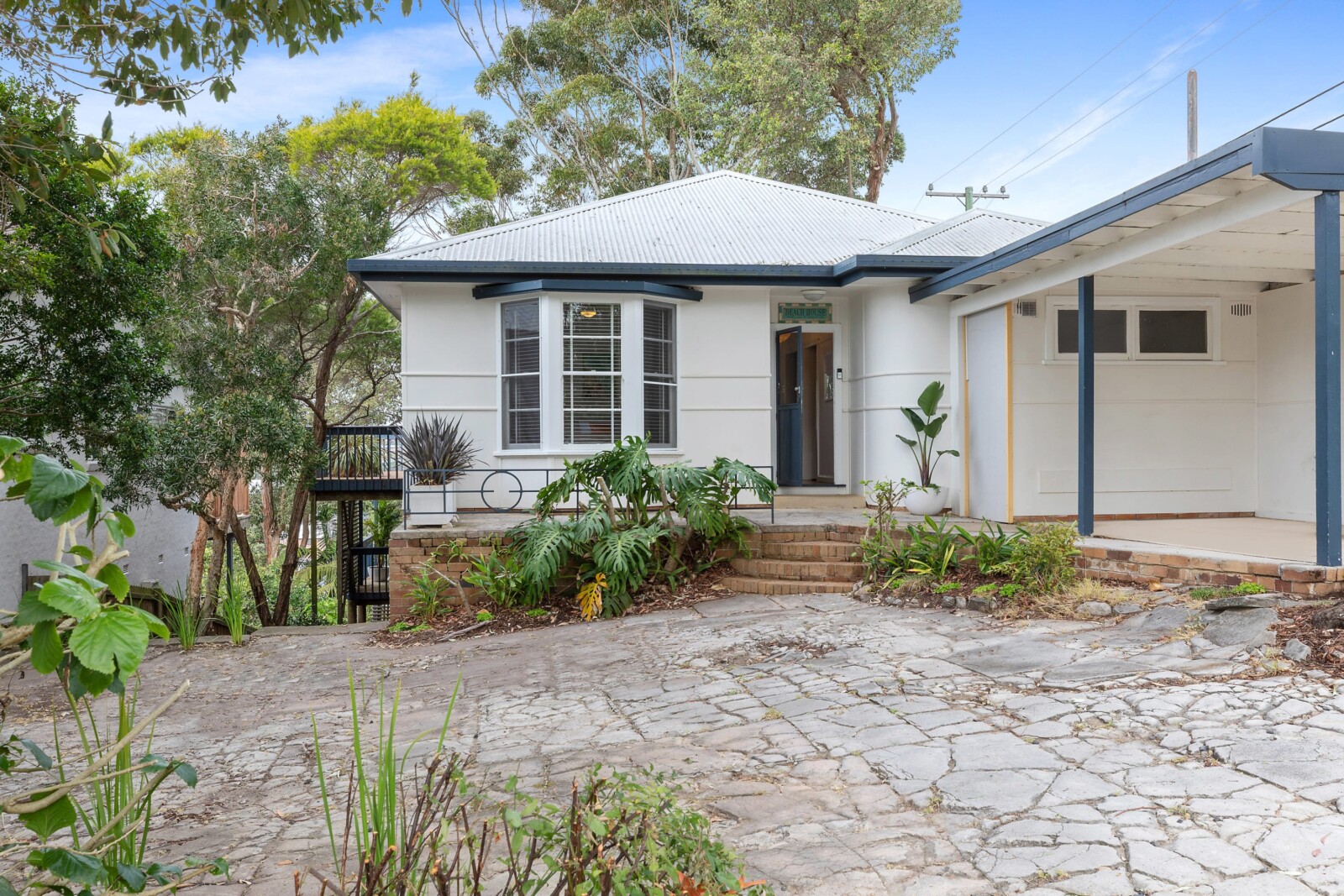 barnhill-beachhouse-terrigal-luxe-holiday-accommodation-central-coast-beautifully-maintained-split-level-home