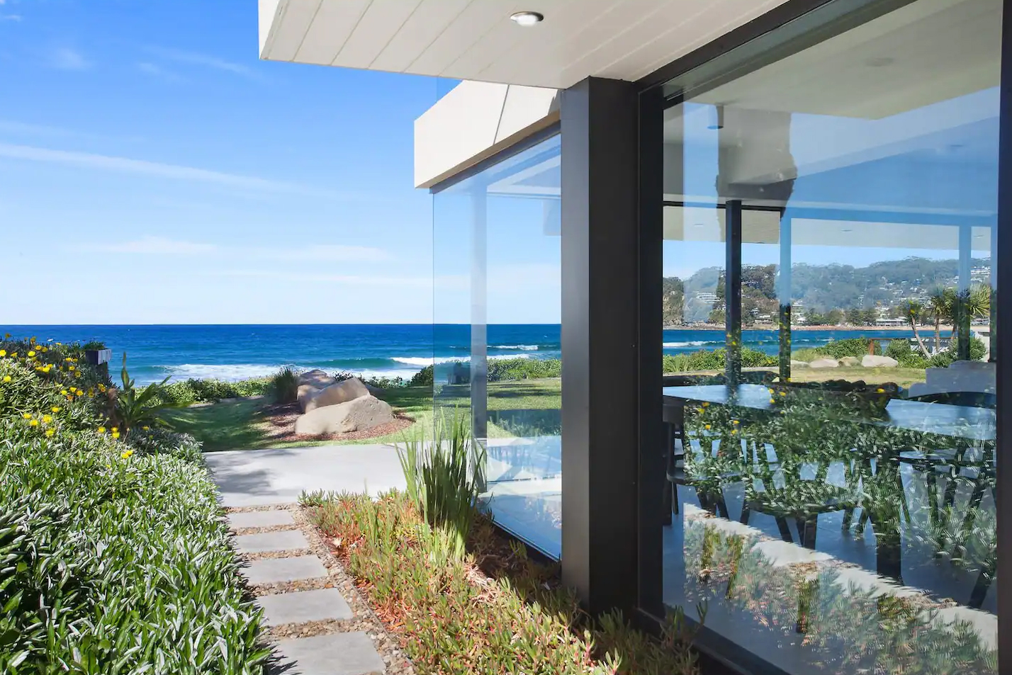 stunning-contemporary-sea-la-vie-est-belle-luxe-holiday-home-avoca-coast-hosting